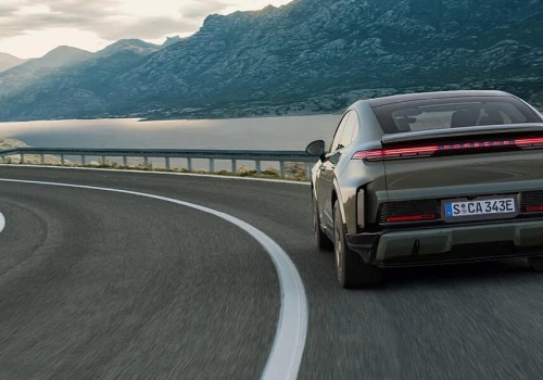 Co elektryczne Porsche Cayenne ma wspólnego z Nissanem Leafem? Odpowiedź zaskakuje
