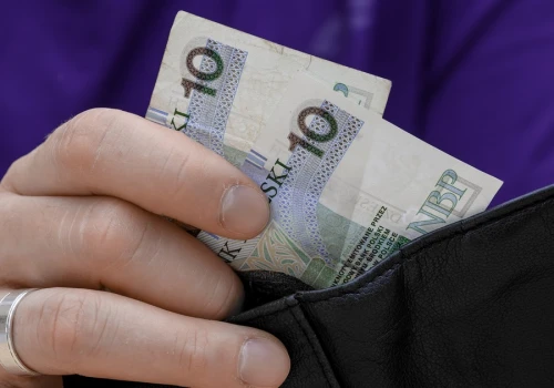 Jak przestać żyć od pierwszego do pierwszego? Eksperci mówią o 