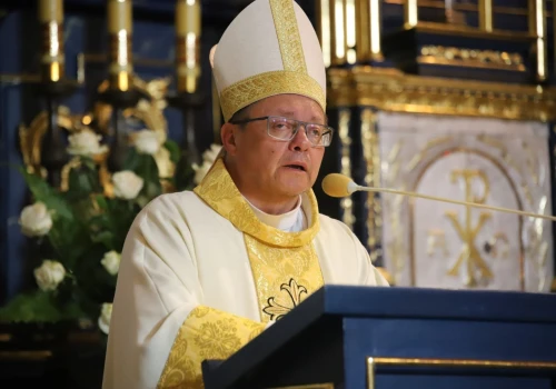 Kard. Ryś do singli: bycie w Kościele jest zaproszeniem do budowania relacji i prawdziwych więzi