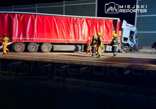Groźne zderzenie na A2! Ciężarówka wjechała w autokar, przebiła barierki i wylądowała na sąsiednim pasie w ekranach dźwiękochłonnych