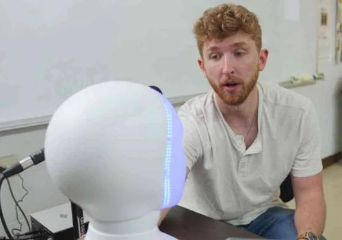 Zwykła rozmowa potrafi paraliżować. Ten robot ma w tym pomóc