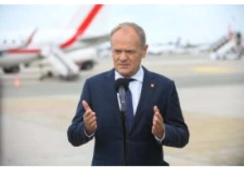 Donald Tusk leci podpisać traktat. 
