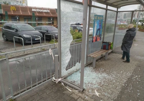 MPK Wrocław grzmi: wandale demolują przystanki, a szkło może zranić pasażerów