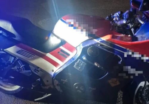 Uciekał przed policją motocyklem bez tablic. Nie miał uprawnień