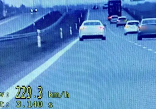 Pędził maserati aż 229 km/h na trasie S7. Sąd uchylił 5-tysięczny mandat, ale to nie koniec sprawy