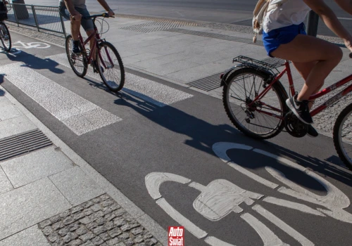Za tydzień wchodzi obowiązek jazdy na rowerze w kasku. I nowy mandat. Nie dotyczy dorosłych