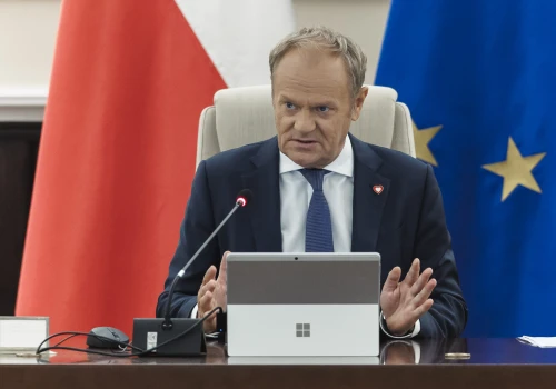 Fałszywe alarmy i interwencje służb. Są zatrzymani, premier zapowiada kolejne działania