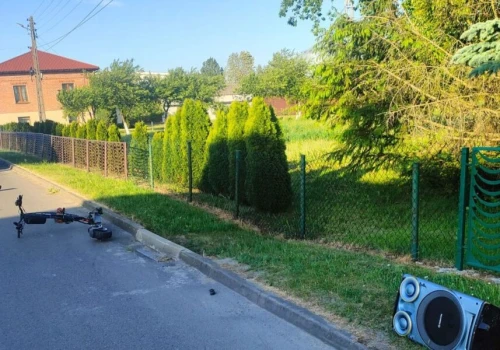 Jechał hulajnogą siedząc na wielkim głośniku. 13-latek ranny po wywrotce