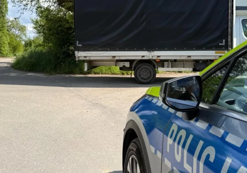 Pijany kierowca z dożywotnim zakazem rozbił auto o ogrodzenie. Sąd zareagował błyskawicznie