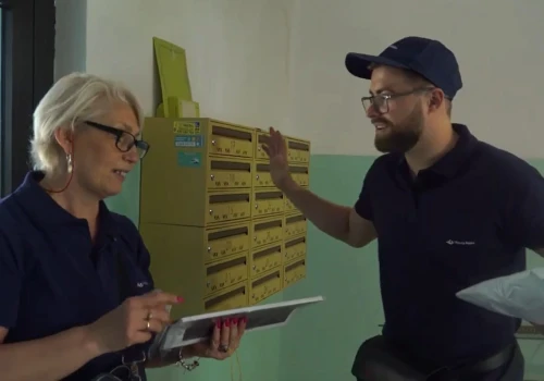 Czy ZUS zlikwiduje piękną tradycję? Listonosze nie będą roznosić rent i emerytur?