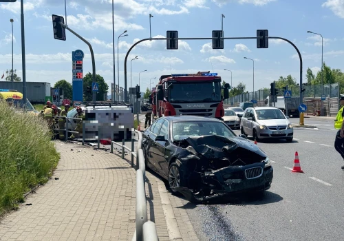 Zderzenie dwóch pojazdów na skrzyżowaniu ulic Niepodległości i Czerwonej. Są duże utrudnienia!