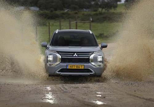 Nowy Mitsubishi Outlander PHEV z rabatem do 50.000 zł. Promocje w polskich salonach marki