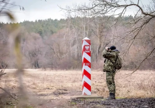Migranci forsowali zaporę, padły strzały. Zapadł wyrok ws. polskiego żołnierza