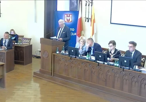 Radni wygaszają mandat Marcinkowskiemu. ,,Chcecie rzucić kamieniem, bądźcie bez winy „