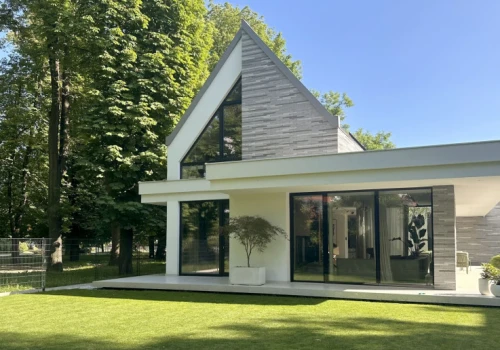 Projekt domu na wąskiej działce. Zobacz pomysł na architekturę tuż przy parku