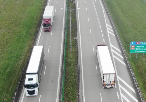 Autostrada A4 z trzecim pasem. Jest zielone światło