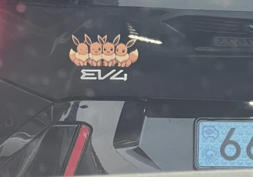 Nabywcy Kii EVx w Korei Południowej ozdabiają samochody pokemonami Eevee. Niby głupota, ale w kontekście ICCU…