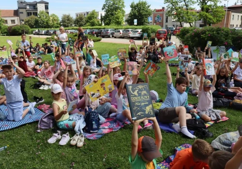 Szkoła Podstawowa nr 4 w Wieluniu w międzynarodowej akcji „Czytanie na Polanie” (zdjęcia)
