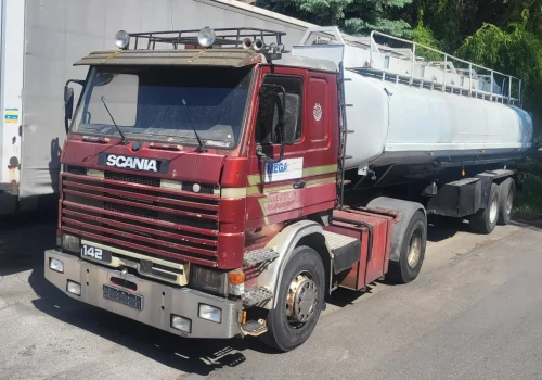 Niegdyś piękny ciągnik, dziś weteran jeżdżący tylko po placu – Scania 142 z Płocka