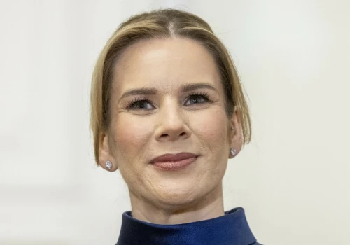 Marta Nawrocka w modnym błękicie. Ta sukienka podkreśla klasę i kobiecość