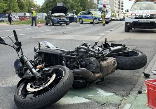 Ona skręcała, on wyprzedzał na podwójnej ciągłej. Wypadek z motocyklem na Mokotowie