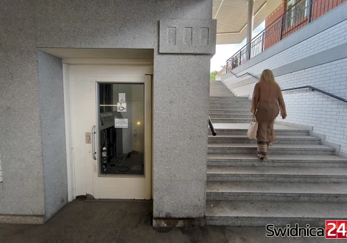 Windy w Centrum Przesiadkowym nieczynne już od kilku lat. Jedna z nich doczeka się naprawy?