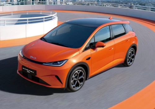 BYD wprowadza do Polski dwie nowe hybrydy plug-in. Sealion 5 ma już cenę, a Dolphin G czeka na debiut