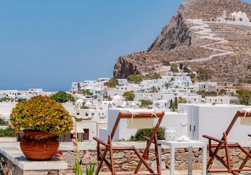 Zapomnij o zatłoczonych kurortach. Ta wyspa bije na głowę Santorini