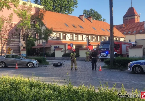 Czołowe zderzenie osobówki z motocyklem na Alei Niepodległości