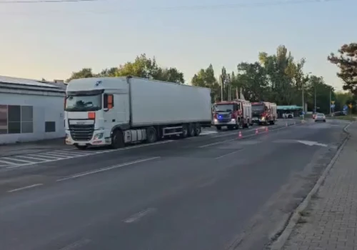 Wyciek z naczepy ciężarówki na ulicy Chopina. Są utrudnienia w ruchu