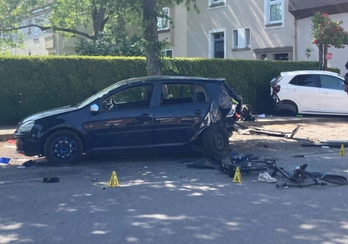 Na drodze zostały trampki. Nie żyje dwoje dzieci