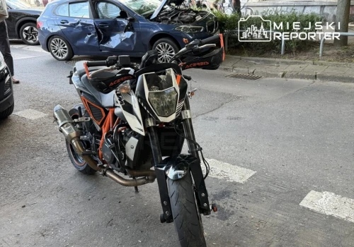 Motocyklista zderzył się z autem i uciekł pieszo z miejsca zdarzenia