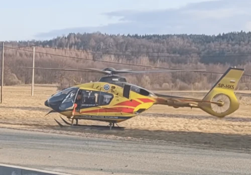 Zderzenie motocykla z dostawczakiem. Droga wojewódzka 897 całkowice zablokowana