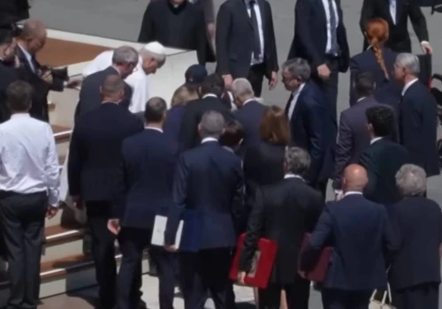 Incydent podczas audiencji w Watykanie. Papież ruszył na ratunek