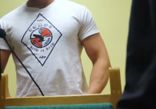 Były żołnierz uniewinniony w głośnej sprawie przyszedł do sądu w takiej koszulce. Ekspert mówi o skandalu