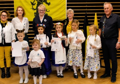 Emilia Rokita, Natasza Myszka, Aleksandra Höhn i Grzegorz Szlanga jadą do Chmielna. Za nami powiatowy etap konkursu „Rodnô Mòwa” w Brusach