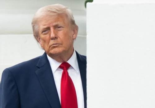 Donald Trump zapada w drzemki, gubi wątek. I ukrywa objawy choroby