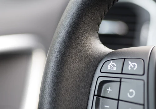 Legalny antyradar ukryty przy kierownicy? Ten przycisk może być twoim wybawieniem