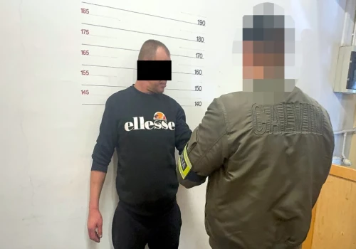 Zwabił i porwał mężczyznę spod klubu na Mazowieckiej – gdy odwiedzili go śródmiejscy policjanci schował się pod dziecięcym łóżkiem
