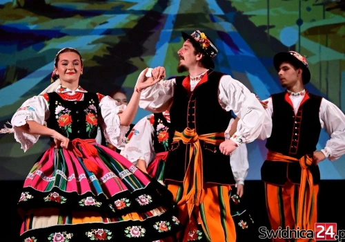 Barwny folklor dla wszystkich Mam. Pokolenia tancerzy w wyjątkowym koncercie w Świdnicy