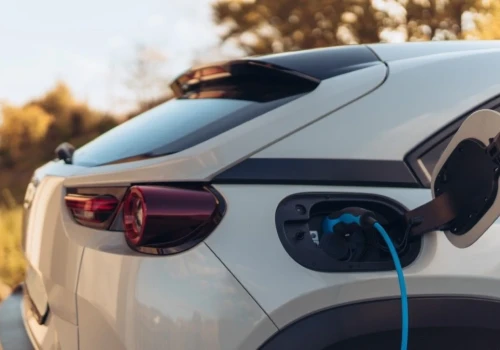 Jak kupić tanie OC dla samochodu elektrycznego lub hybrydy? Poradnik CUK