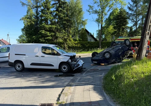 Poważnie wyglądająca kraksa w Jaworzu na ul. Słonecznej. Jeden z pojazdów dachował