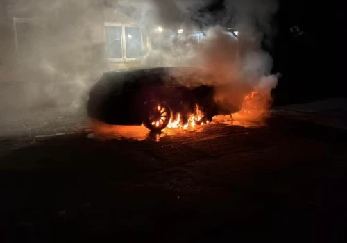 Ogień strawił auto na postoju. Strażacy walczyli z żywiołem pod osłoną nocy