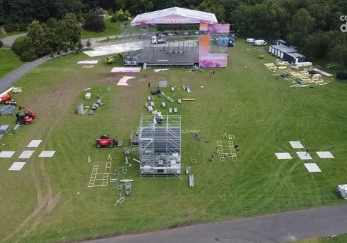 Koncert w parku lub na stadionie – jak chronić trawnik przed koleinami i grzęźnięciem pojazdów?
