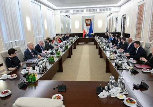 Pieniędzy brak, a rząd wspiera związki partnerskie i artystów