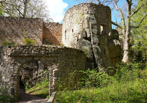 Mało znane ruiny na szlaku. Lekki trekking i bajkowe widoki