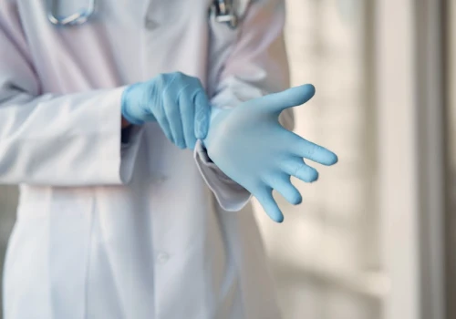 Lekarz specjalista ze średnią pensją 25 tys. zł? AOTMiT pokazała prognozy