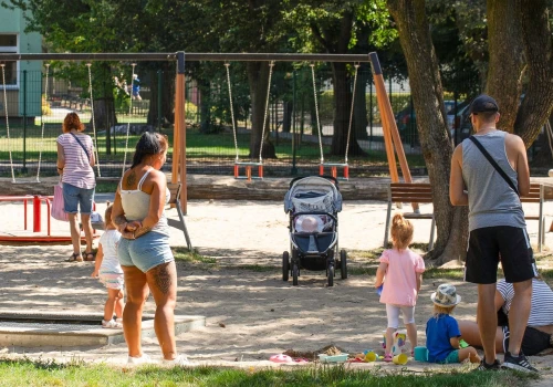 Zabrała syna na plac zabaw. 
