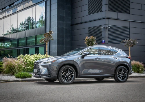 Lexus wyprzedaje rocznik 2025. Leasing od 101,9% i kredyt 0% na hybrydy plug-in – sprawdź, które modele warto brać