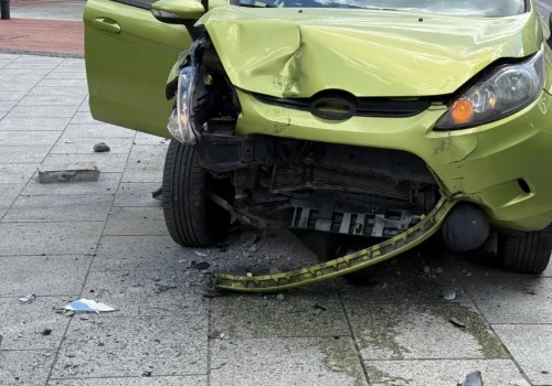 Ford wjechał na chodnik i staranował słupki